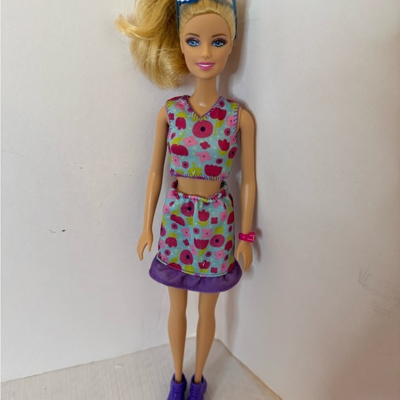 Five Blonde Barbies with all NEW outfits and accessories and storage bags! - Picture 12 of 16